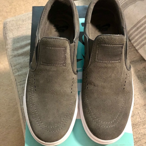 Nike slip on sneaker - Picture 2 of 7